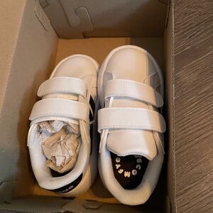 adidas toddler white tennis shoes